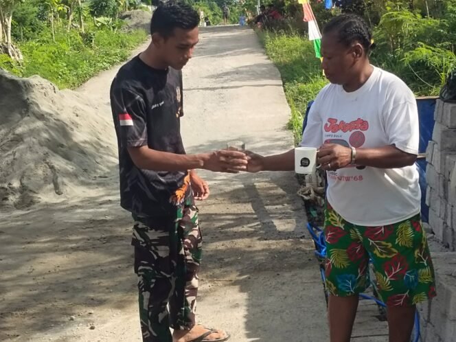 
					Mama-Mama Kampung Tanah Rubuh Siapkan Air Minum untuk Satgas TMMD, Wujud Dukungan Nyata