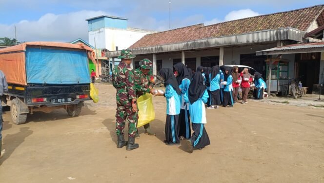 
					Jumat Berkah TMMD Ke-128 Hadirkan Senyuman Warga di Pasar Pangkalan Banteng