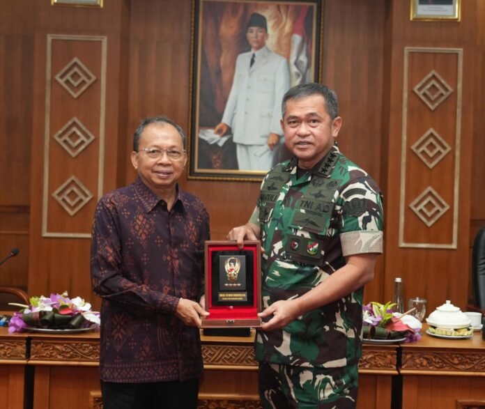 Kepala Staf Angkatan Darat (Kasad) Jenderal TNI Maruli Simanjuntak, M.Sc., bersama Gubernur Bali I Wayan Koster