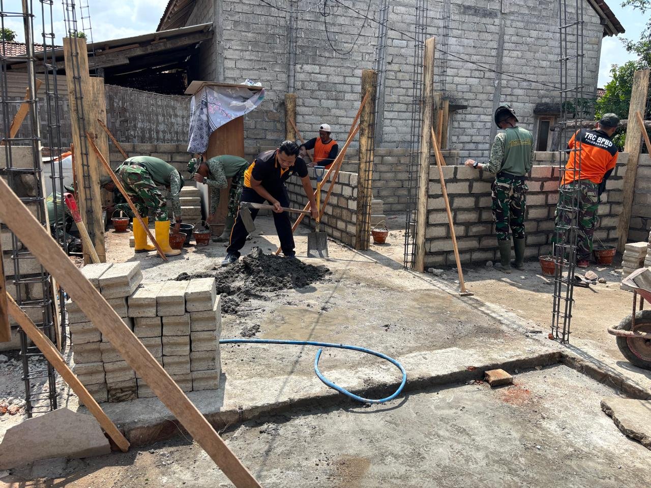 Semangat Agus Suwandi Tak Kenal Lelah, Gotong Royong Bersama Satgas TMMD Bangun Rumah Impian