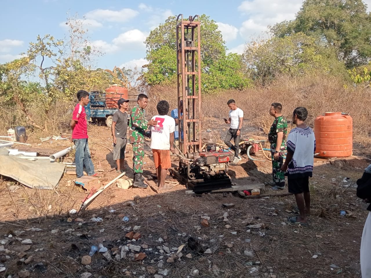 Gotong Royong Gali Sumur Bor, Satgas TMMD ke-130 Kodim 1416/Muna Hadirkan Harapan Air Bersih bagi Warga Kawite-Wite