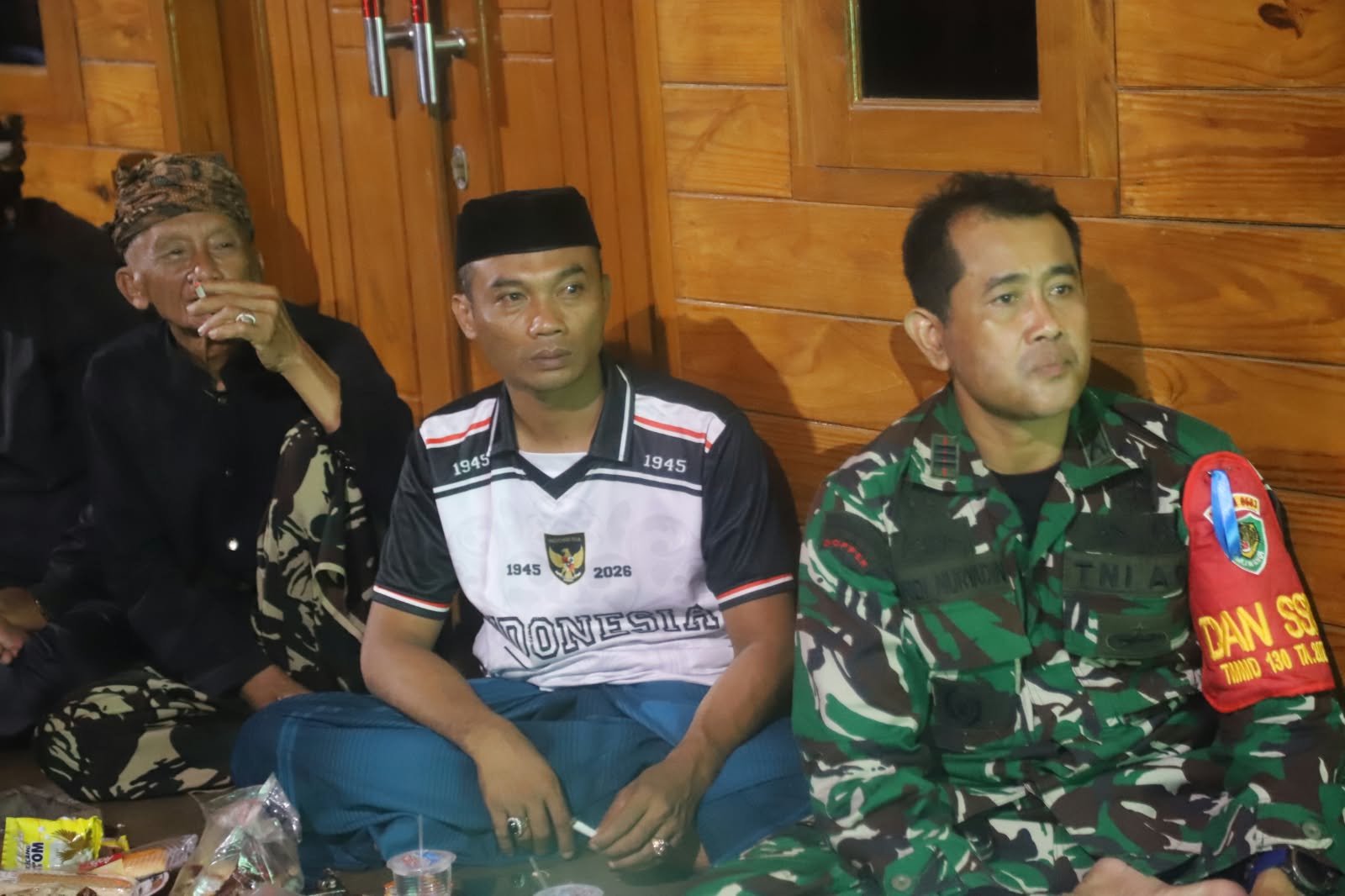 Nobar Sepak Bola Bersama Warga, Satgas TMMD ke-130 Kodim 0603/Lebak Perkuat Kemanunggalan TNI-Rakyat
