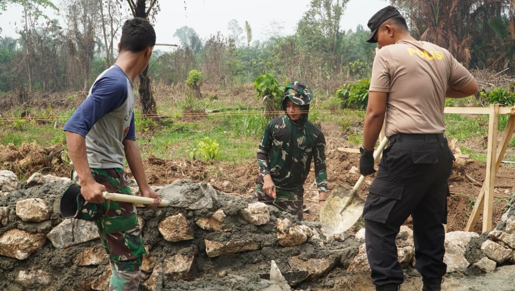 Sinergitas TNI-Polri Terlihat Nyata dalam Pelaksanaan TMMD Ke-130 di Luwu Timur