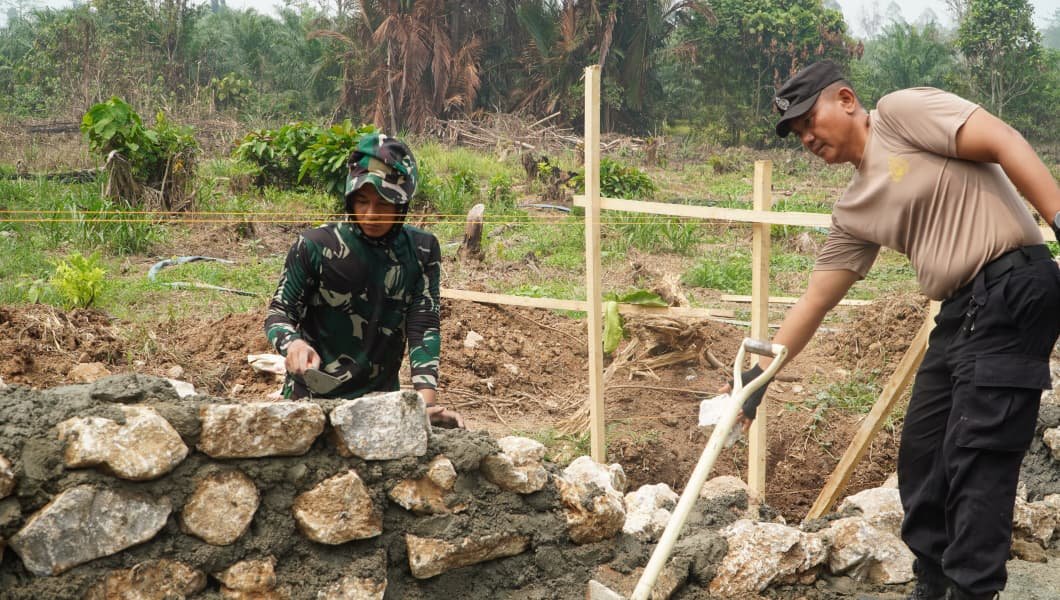 TNI-Polri dan Warga Bahu Membahu Bangun Desa Lewat TMMD Ke-130 Kodim 1403/Palopo LUWU TIMUR – Semangat gotong royong menjadi pemandangan sehari-hari dalam pelaksanaan TMMD Reguler ke-130 Kodim 1403/Palopo di Kabupaten Luwu Timur. Prajurit TNI, anggota Polri dan masyarakat terlihat bahu-membahu mengerjakan sasaran pembangunan di Desa Parumpanai dan Desa Cendana. Kehadiran personel Polri yang bergabung bersama Satgas TMMD memperlihatkan bahwa pembangunan desa membutuhkan keterlibatan berbagai pihak. Mereka tidak hanya berdiri sebagai pendukung, tetapi ikut turun langsung mengerjakan sasaran fisik bersama personel TNI dan masyarakat. Sejumlah anggota Polres Luwu Timur secara aktif membantu pekerjaan di lapangan. Dalam suasana penuh kebersamaan, personel dari kedua institusi saling membantu menyelesaikan pekerjaan sesuai tahapan yang telah ditentukan. Brigpol Wirta mengatakan keterlibatan dirinya bersama anggota Polri lainnya dalam TMMD menjadi momentum untuk memperkuat sinergitas dengan TNI sekaligus mendekatkan diri kepada masyarakat. Ini merupakan wujud sinergitas dan sebagai wadah mempererat hubungan tali silaturahmi, di mana bukan cuma kita bisa saling mengenal satu sama lain berkat adanya program TMMD ini, ujarnya, Jumat (16/10/2026). Ia menyebut pekerjaan di lokasi TMMD dilakukan secara bersama-sama. Setiap personel saling membantu sehingga pekerjaan yang cukup berat dapat diselesaikan dengan semangat kebersamaan. Sehari-harinya kami saling bekerja sama untuk menyelesaikan tahap demi tahap dari pekerjaan yang dilakukan, katanya. Menariknya, masyarakat juga tidak tinggal diam. Warga turut turun tangan membantu personel TNI dan Polri dalam proses pembangunan. Jadi bukan cuma sinergitas TNI-Polri yang nampak di sini, melainkan sinergitas bersama karena masyarakat juga begitu antusias dan turun langsung membantu kami, ungkap Brigpol Wirta. Kondisi tersebut menjadi gambaran bahwa TMMD mampu menjadi ruang bertemunya berbagai unsur dalam satu tujuan, yakni menghadirkan pembangunan yang dapat memberikan manfaat bagi masyarakat. Brigpol Wirta berharap semangat gotong royong tersebut terus dipertahankan hingga seluruh program TMMD selesai. Dirinya juga berharap hubungan yang semakin erat antara TNI, Polri, masyarakat dan pemerintah daerah dapat terus terjalin setelah program TMMD berakhir.