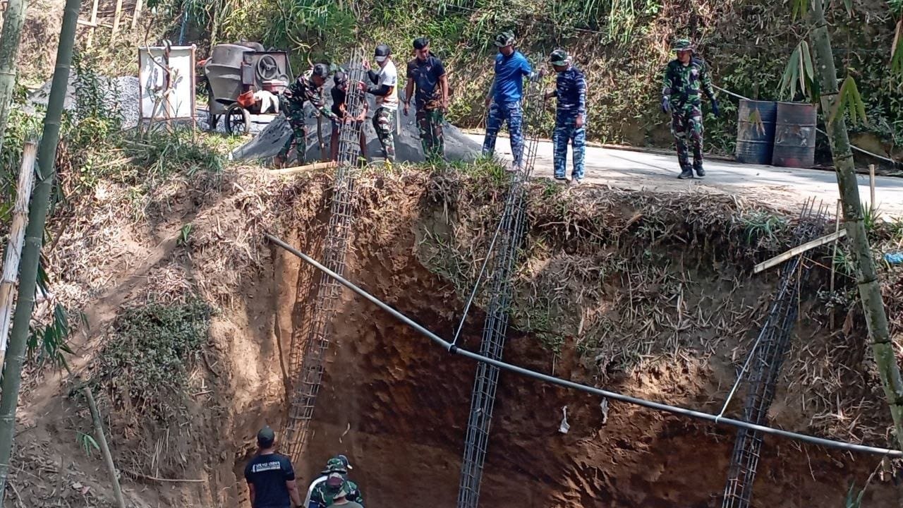 Wujudkan Infrastruktur yang Kokoh dan Aman, Anggota Satgas TMMD ke-130 Pasang Rangkaian Kolom Besi Dinding Penahan Tanah di Dusun Umbutlegi