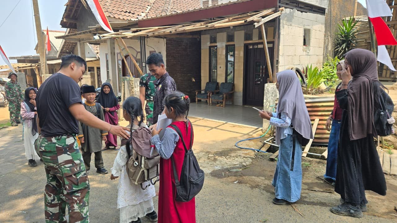 Hangatkan Suasana di Tengah Kesibukan TMMD ke-130, Satgas Kodim 0818 Ajak Bercanda Anak SD di Desa Taji