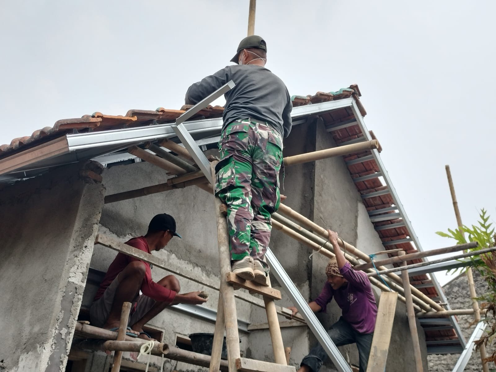 Wujud Kepedulian TNI, Satgas TMMD Tigaraksa Bantu Wujudkan Rumah Layak bagi Bapak M. Syafi’i