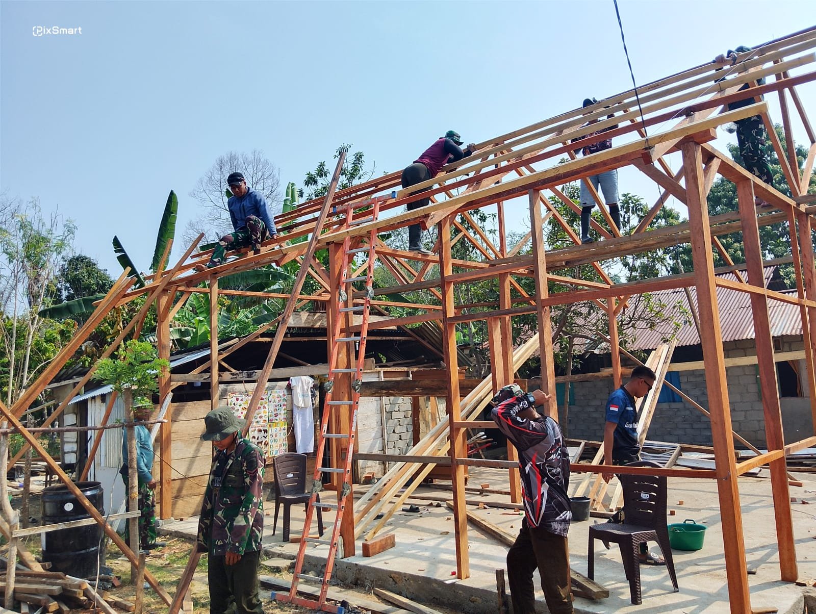 Berkat Kerja Sama dan Kekompakan, Satgas TMMD ke-130 Kodim 1307/Poso Wujudkan Kerangka Atap RTLH di Desa Soe